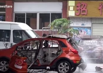 Τρομακτική έκρηξη σε ηλεκτρικό όχημα όταν φόρτιζε