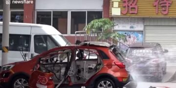 Τρομακτική έκρηξη σε ηλεκτρικό όχημα όταν φόρτιζε