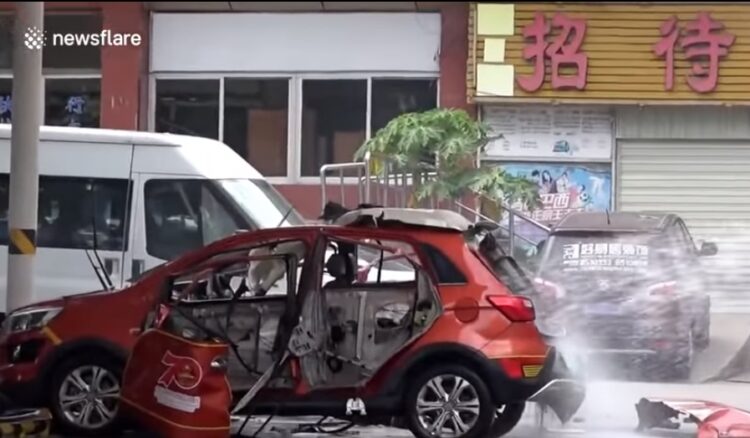 Τρομακτική έκρηξη σε ηλεκτρικό όχημα όταν φόρτιζε