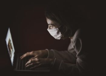 Κρούουν το καμπανάκι του κινδύνου για τον κορωνοϊό οι ειδικοί