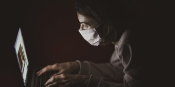 Κρούουν το καμπανάκι του κινδύνου για τον κορωνοϊό οι ειδικοί