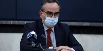 Υφυπουργός Υγείας: Αν χρειαστεί θα επιτάξουμε κι άλλες κλίνες, γιατρούς και ό,τι άλλο χρειαστεί