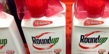 Πώς εξελίσσονται οι δίκες για τις 125.000 καταγγελίες για καρκινογενέσεις από το Round Up