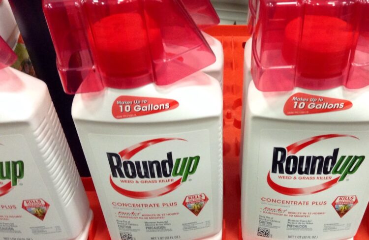 Πώς εξελίσσονται οι δίκες για τις 125.000 καταγγελίες για καρκινογενέσεις από το Round Up