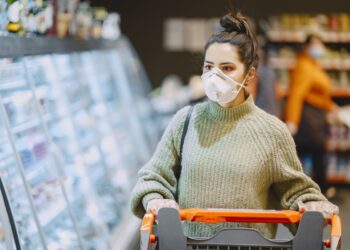 Woman in a respirator in a supermarket