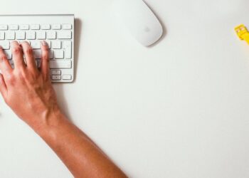 Ένας στους 10 εργαζόμενους απολαμβάνει να εργάζεται από το σπίτι… γυμνός