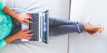 Στην εξ αποστάσεως εργασία “συμμορφώνονται” πιο εύκολα οι μικρές επιχειρήσεις