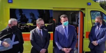 12 ασθενοφόρα μικρού όγκου παραδόθηκαν στους Δημάρχους 12 νησιών