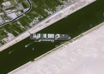 Αντιμέτωπες με αξιώσεις εκατομμυρίων οι ασφαλιστικές λόγω του γιγαντιαίου πλοίου που μπλοκάρει τη διώρυγα του Σουέζ