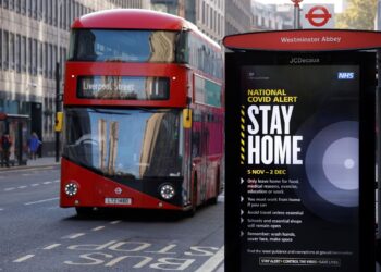 Reuters: “Μάχη” ασφαλιστικών και αντασφαλιστικών για τη διακοπή εργασιών στη Βρετανία