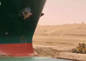 Αντιμέτωπες με αξιώσεις εκατομμυρίων οι ασφαλιστικές λόγω του γιγαντιαίου πλοίου που μπλοκάρει τη διώρυγα του Σουέζ