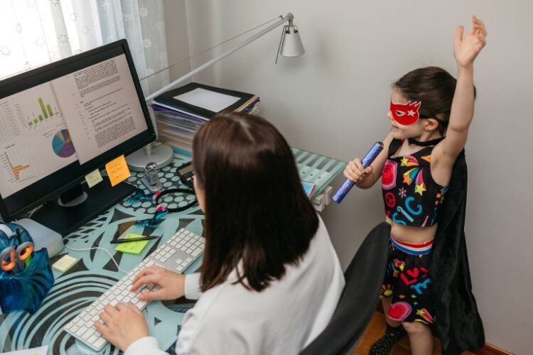 μητέρα-παιδί-τηλεργασία