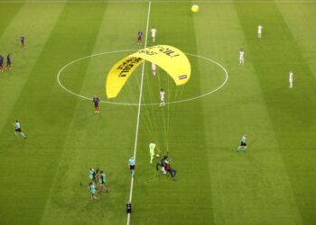 Εuro 2020: Εναέριος εισβολέας της Greenpeace “έπεσε” στο Allianz Arena