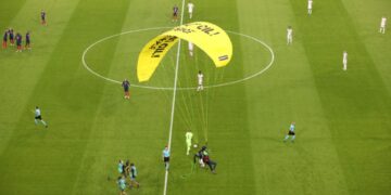 Εuro 2020: Εναέριος εισβολέας της Greenpeace “έπεσε” στο Allianz Arena