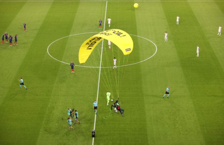 Εuro 2020: Εναέριος εισβολέας της Greenpeace “έπεσε” στο Allianz Arena