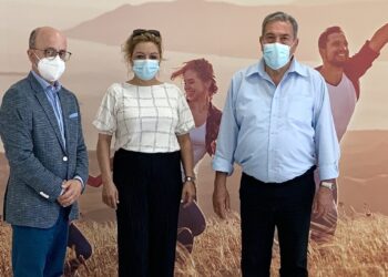 Ηλεκτρονικό εξοπλισμό προσέφερε στην ΠΟΣΕΑ η INTERAMERICAN. Στο στιγμιότυπο, ο Γιάννης Ρούντος, Διευθυντής Εταιρικών Υποθέσεων, Επικοινωνίας και Υπευθυνότητας του Ομίλου, με τον Χρήστο Πρωτόπαπα, Πρόεδρο και την Ελένη Αλεβίζου, Γραμματέα του Οργανισμού