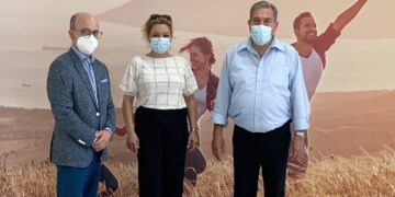 Ηλεκτρονικό εξοπλισμό προσέφερε στην ΠΟΣΕΑ η INTERAMERICAN. Στο στιγμιότυπο, ο Γιάννης Ρούντος, Διευθυντής Εταιρικών Υποθέσεων, Επικοινωνίας και Υπευθυνότητας του Ομίλου, με τον Χρήστο Πρωτόπαπα, Πρόεδρο και την Ελένη Αλεβίζου, Γραμματέα του Οργανισμού