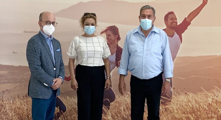 Ηλεκτρονικό εξοπλισμό προσέφερε στην ΠΟΣΕΑ η INTERAMERICAN. Στο στιγμιότυπο, ο Γιάννης Ρούντος, Διευθυντής Εταιρικών Υποθέσεων, Επικοινωνίας και Υπευθυνότητας του Ομίλου, με τον Χρήστο Πρωτόπαπα, Πρόεδρο και την Ελένη Αλεβίζου, Γραμματέα του Οργανισμού