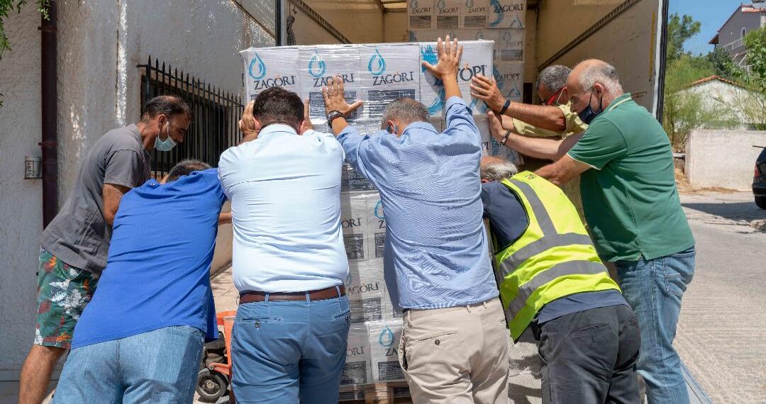 Προμήθειες από το ΕΕΑ στο Δήμο Μάνδρας για τους πυρόπληκτους