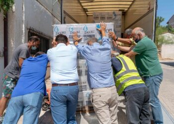 Προμήθειες από το ΕΕΑ στο Δήμο Μάνδρας για τους πυρόπληκτους