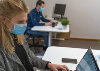 Πανδημία: Το 43% των μικρομεσαίων επιχειρήσεων δεν απέλυσαν εργαζόμενους