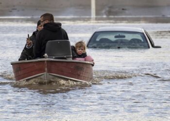 Η “καταιγίδα του αιώνα” μπλοκάρει εμπορεύματα στο μεγαλύτερο λιμάνι του Καναδά