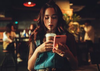 Kaspersky: 1 στους 3 δεν βλέπει κανένα πρόβλημα στην κρυφή παρακολούθηση του συντρόφου του