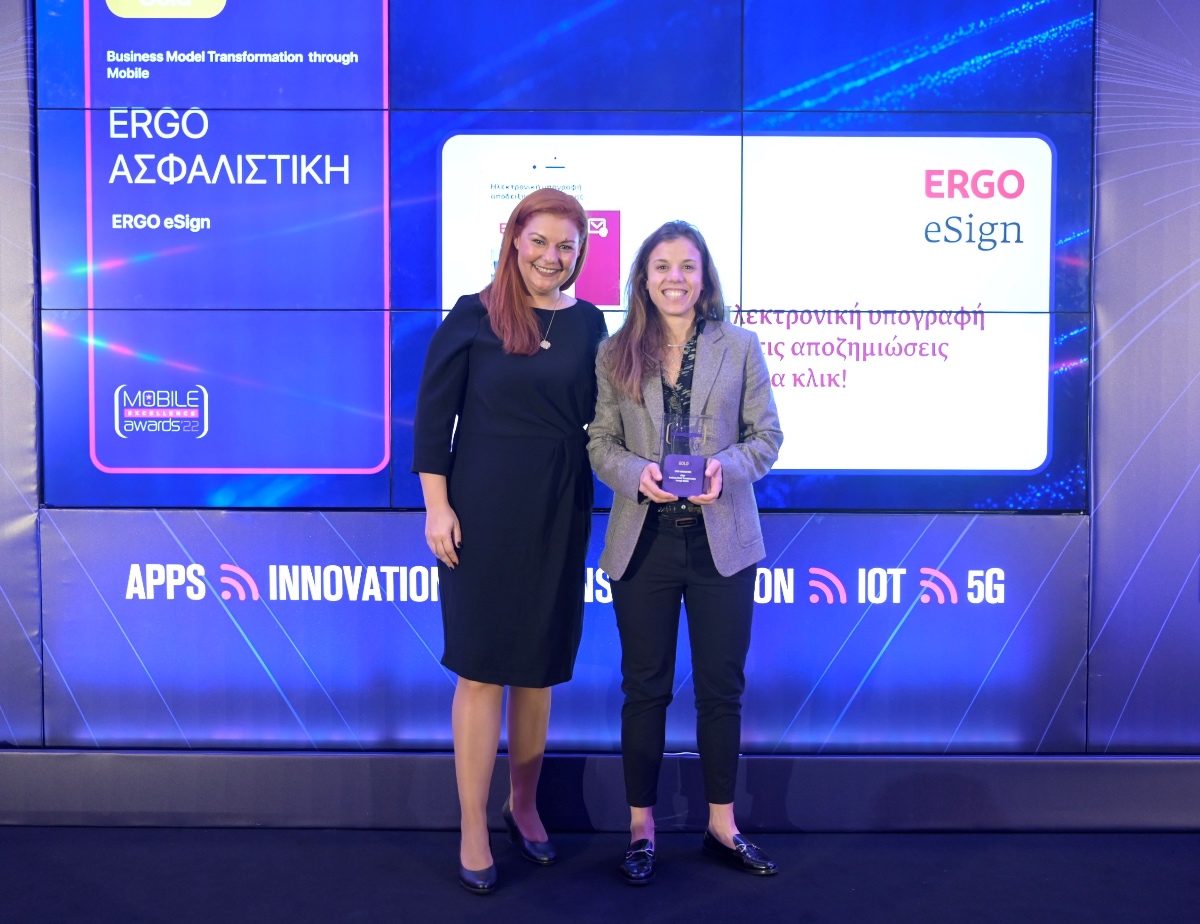 Απονομή Gold βραβείου για την εφαρμογή ERGO eSign Από αριστερά τα στελέχη της ERGO: Κατερίνα Γκίκα, Business Analyst Αποζημιώσεων Γενικών ασφαλειών και Ιβάνα Άνδροβικ, Project Manager