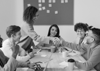 Μεγάλες Ιδέες: Πως να κάνετε τους σωστούς ανθρώπους να σας ακούσουν  