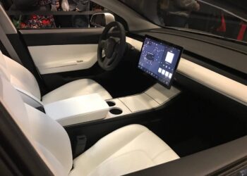 Έρευνα για 416.000 οχήματα Tesla και το “φανταστικό” φρενάρισμα