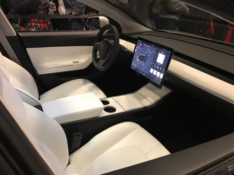 Έρευνα για 416.000 οχήματα Tesla και το “φανταστικό” φρενάρισμα