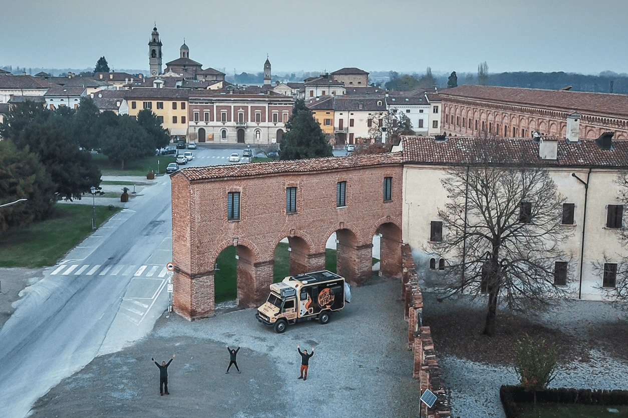 Ζωή σαν περιπέτεια: Πώς είναι να ζεις σε ένα αυτοκινούμενο τροχόσπιτο; (video)