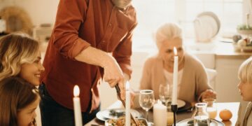 4 προβλήματα που «καραδοκούν» αν χάσεις τον έλεγχο στο πασχαλινό τραπέζι