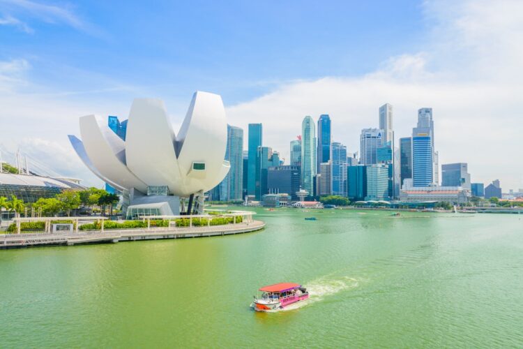 singapore-july-16-2015-view-marina-bay-marina-bay-is-one-most-famous-tourist-attraction-singapore