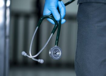 Νομοθετικές παρεμβάσεις για αστική ευθύνη, αμοιβές και “επιλεκτική” ασφάλιση ζητούν οι γιατροί