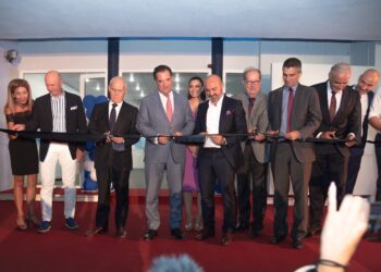 Δέσποινα Τσαγκάρη, Γιώργος Γκιώνης Δήμαρχος Λουτρακίου Αγ. Θεοδώρων και Περαχώρας, Νίκος Ταγαρας Υφυπουργός Ενέργειας Περιβάλλοντος, Άδωνις Γεωργιάδης Υπουργός Ανάπτυξης, Μαρία Τόκτωρ Μέτοχος της N.U AQUA και στέλεχος του ομίλου, Δημήτρης Μπαμπάκος Πρόεδρος Ν.U AQUA A.E, Παναγιώτης Νίκας Περιφερειάρχης Πελοποννήσου. Χρήστος Δήμας Υφυπουργός Ανάπτυξης και Καινοτομίας, Oliver Boekcman, Πέτρος Τζιτζικώστας Μέτοχος Ομίλου , Thomas Engles