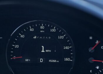 Τι κάνουμε αν «ανάψει» ο κινητήρας του αυτοκινήτου μας;