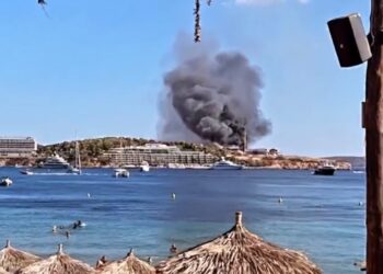 Φωτιά στη χερσόνησο του Αστέρα Βουλιαγμένης