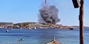 Φωτιά στη χερσόνησο του Αστέρα Βουλιαγμένης