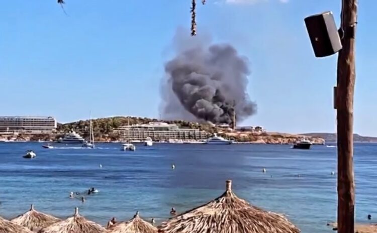 Φωτιά στη χερσόνησο του Αστέρα Βουλιαγμένης