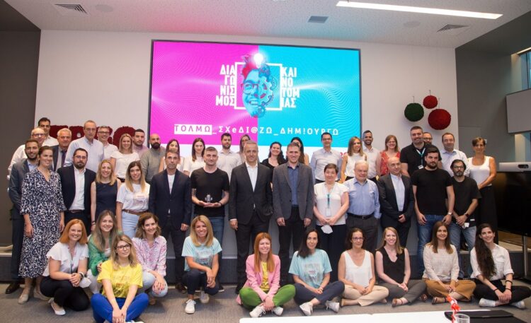 Ο Διευθύνων Σύμβουλος της ERGO Ασφαλιστική κ. Νίκος Αντιμησάρης με τους φιναλίστ και τους μέντορες του Διαγωνισμού Καινοτομίας ERGO 2022