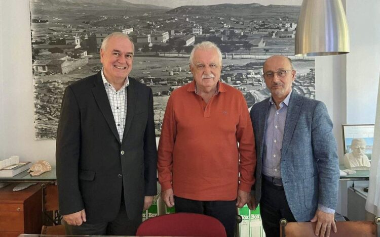 Γιώργος Βελιώτης,
Σταύρος Μπένος και Γιάννης Ρούντος
κατά την παραλαβή της Μελέτης για τον
Πολιτισμό στη Βόρεια Εύβοια