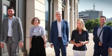 Ο Γιάννης Γιαννακόπουλος, Sales Operations Manager Interamerican, με την ομάδα Εκπαίδευσης και Ανάπτυξης