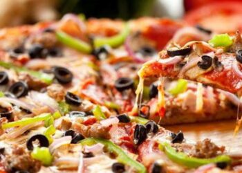 Μετά τον καφέ και το σουβλάκι ακριβαίνει και η πίτσα