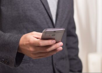 Πρόστιμα 1,8 δισ. σε 16 εταιρίες της Wall Street για “παράνομα” μηνύματα