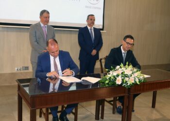 Στιγμιότυπο από την υπογραφή της σύμβασης μεταξύ του Γενικού Εκτελεστικού Διευθυντή του Οργανισμού Κρατικών Υπηρεσιών Υγείας (ΟΚΥπΥ) Κύπρου, κ. Κύπρου Σταυρίδη (αριστερά) και του ICT Sales Director Ομίλου ΟΤΕ, κ. Λυκούργου Αντωνόπουλου (δεξιά)