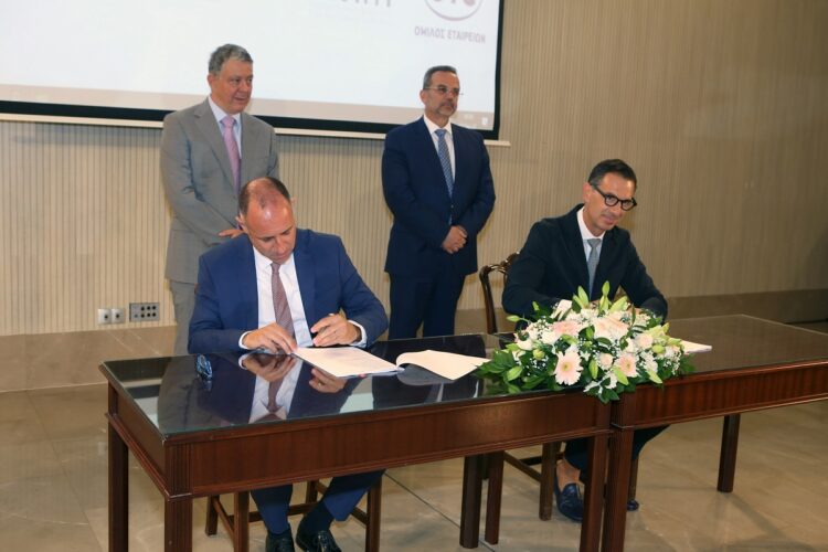 Στιγμιότυπο από την υπογραφή της σύμβασης μεταξύ του Γενικού Εκτελεστικού Διευθυντή του Οργανισμού Κρατικών Υπηρεσιών Υγείας (ΟΚΥπΥ) Κύπρου, κ. Κύπρου Σταυρίδη (αριστερά) και του ICT Sales Director Ομίλου ΟΤΕ, κ. Λυκούργου Αντωνόπουλου (δεξιά)