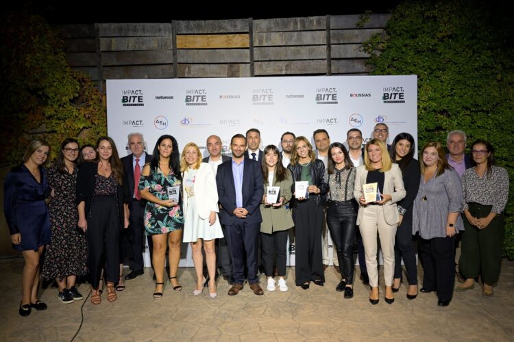 Ομαδική φωτογραφία με στελέχη της ERGO που παραβρέθηκαν στην τελετή βράβευσης των Impact BITE Awards 2022