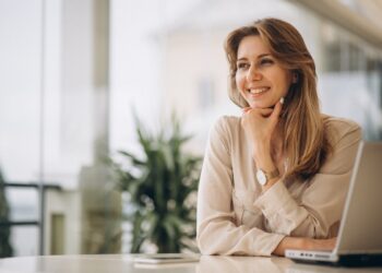 portrait-business-woman-working-laptop