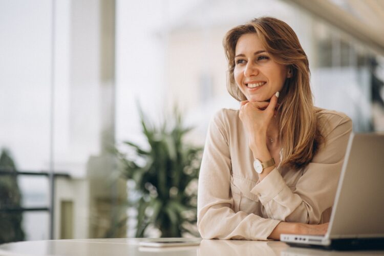 portrait-business-woman-working-laptop
